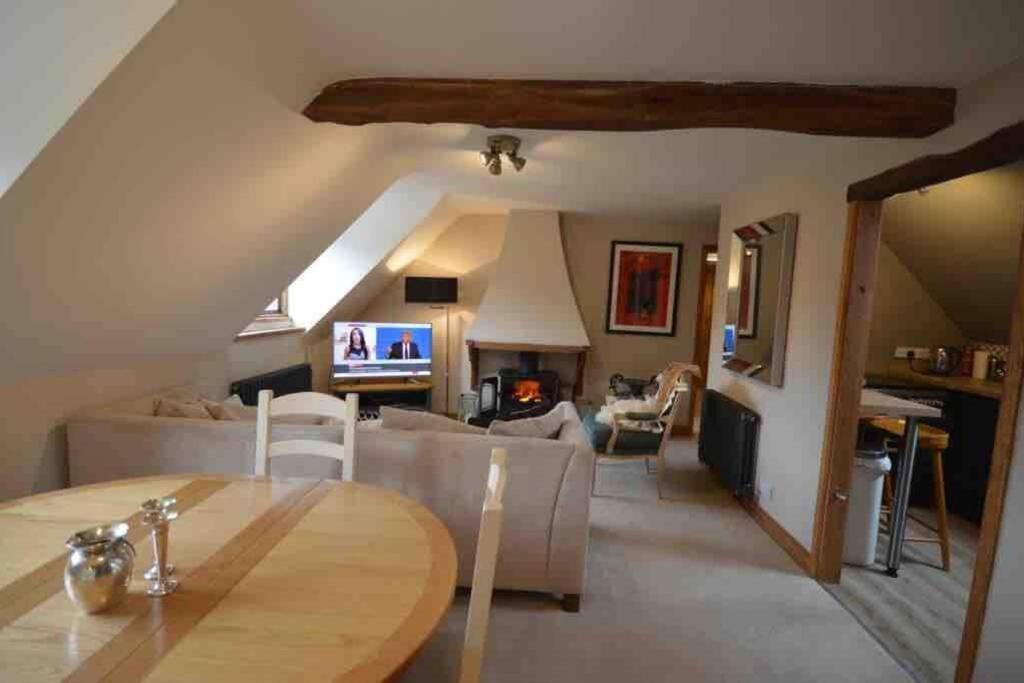 The Old Manor Coach House Apartment ไซเร็นเซสเตอร์ ภายนอก รูปภาพ