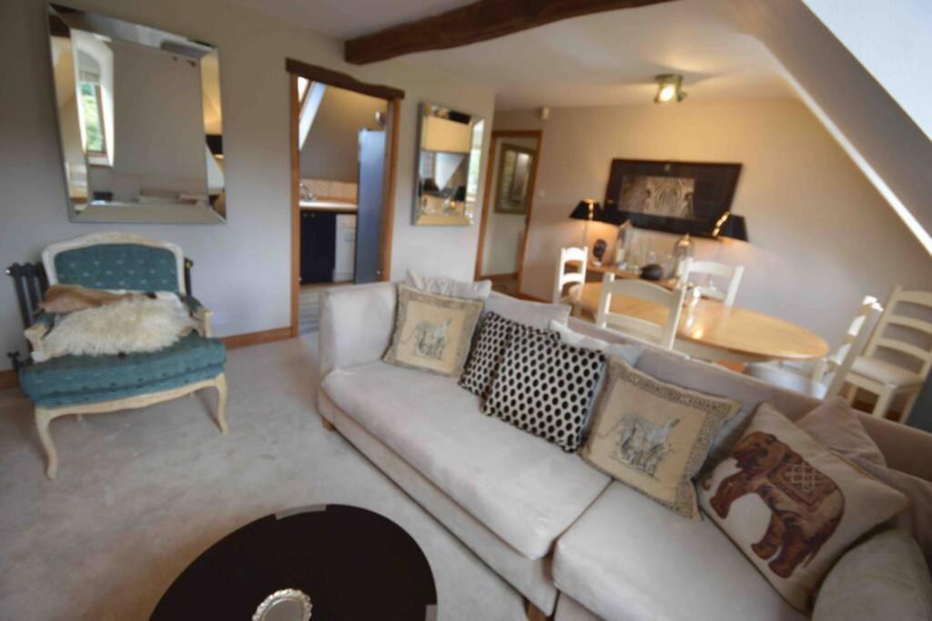 The Old Manor Coach House Apartment ไซเร็นเซสเตอร์ ภายนอก รูปภาพ