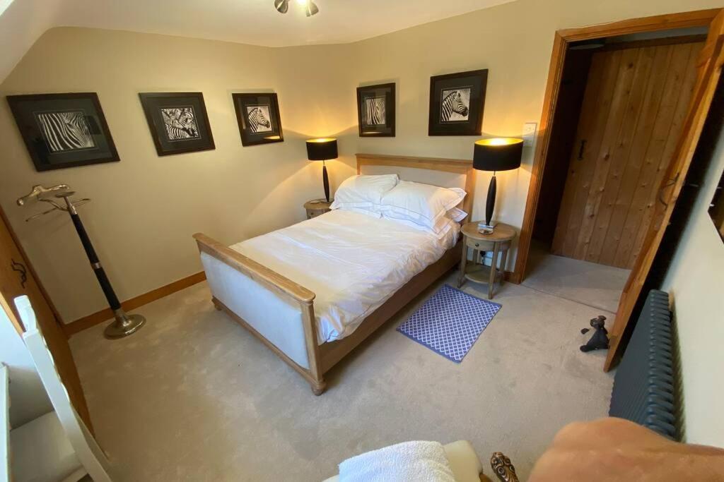 The Old Manor Coach House Apartment ไซเร็นเซสเตอร์ ภายนอก รูปภาพ