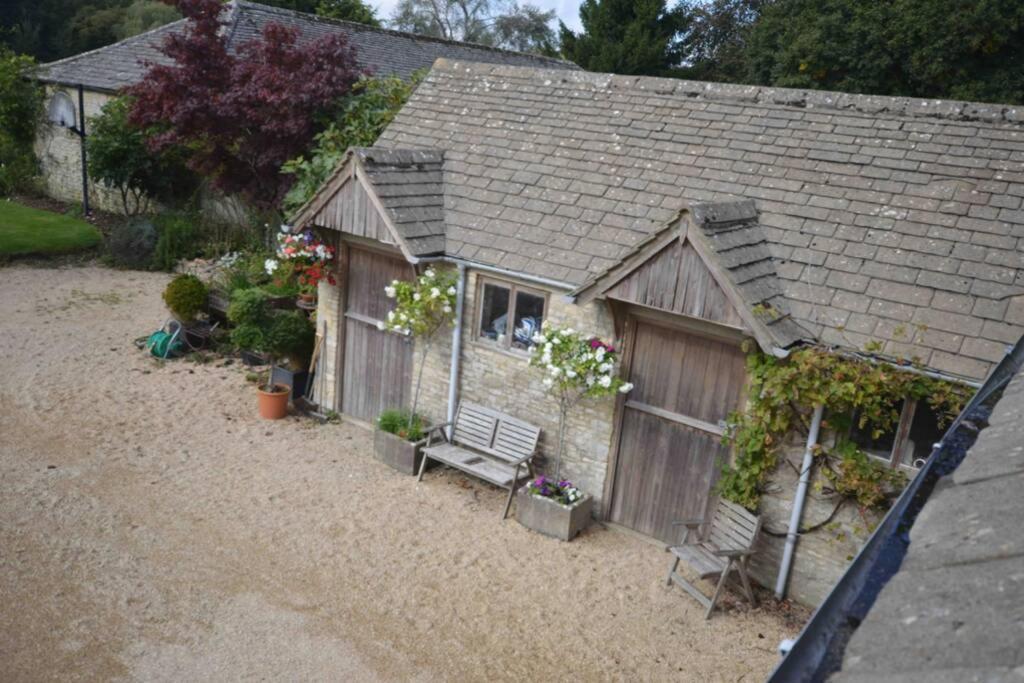 The Old Manor Coach House Apartment ไซเร็นเซสเตอร์ ภายนอก รูปภาพ