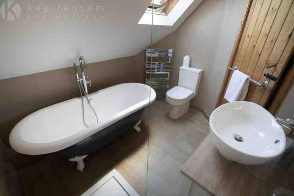 The Old Manor Coach House Apartment ไซเร็นเซสเตอร์ ภายนอก รูปภาพ