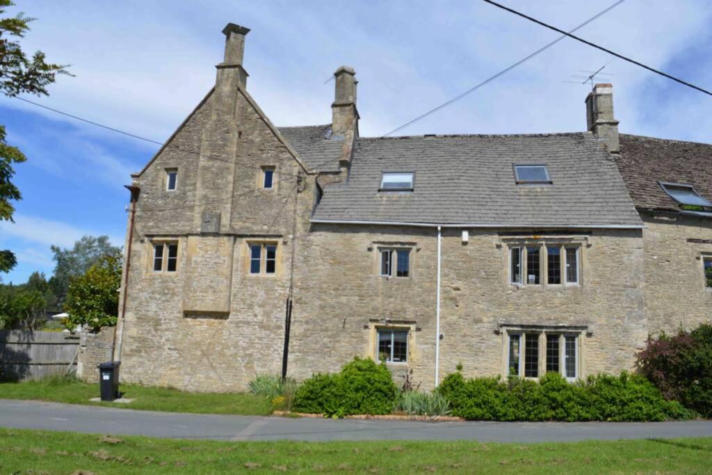 The Old Manor Coach House Apartment ไซเร็นเซสเตอร์ ภายนอก รูปภาพ