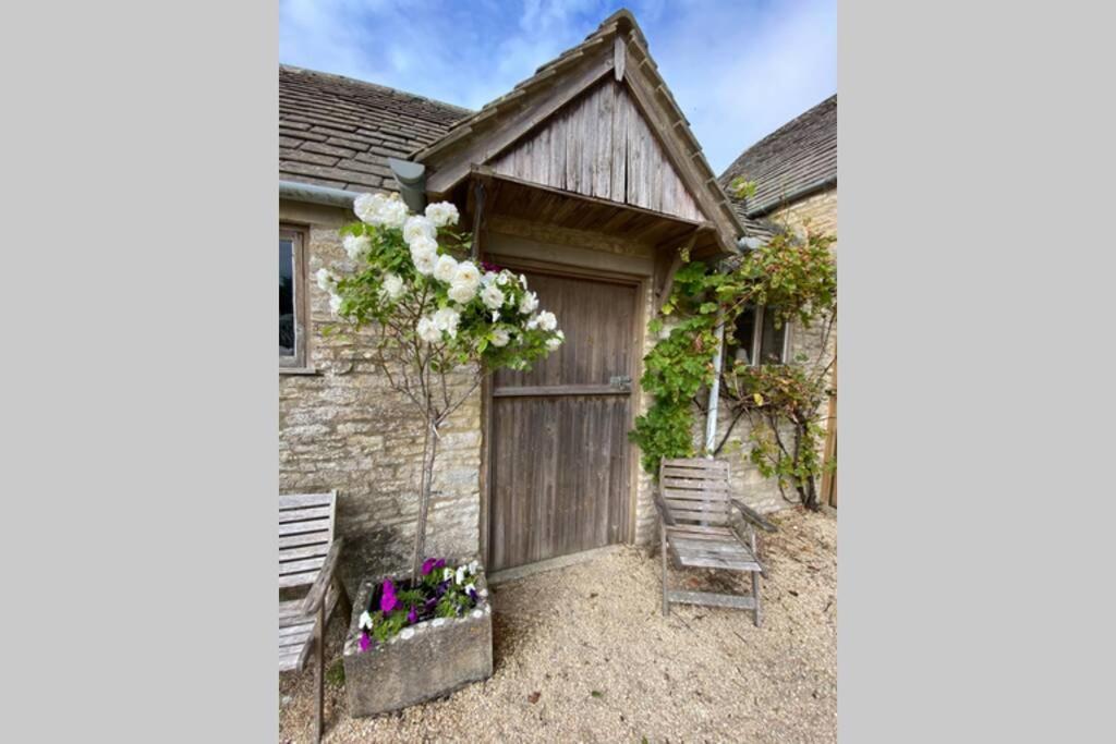 The Old Manor Coach House Apartment ไซเร็นเซสเตอร์ ภายนอก รูปภาพ