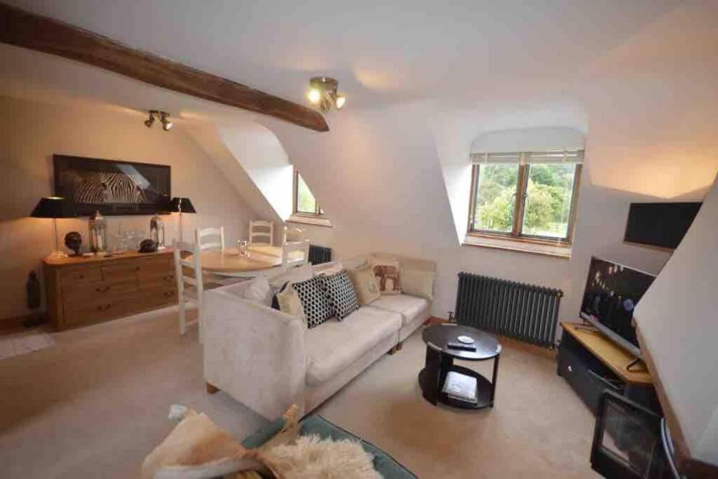 The Old Manor Coach House Apartment ไซเร็นเซสเตอร์ ภายนอก รูปภาพ