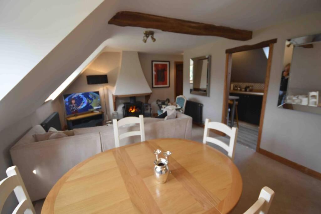 The Old Manor Coach House Apartment ไซเร็นเซสเตอร์ ภายนอก รูปภาพ