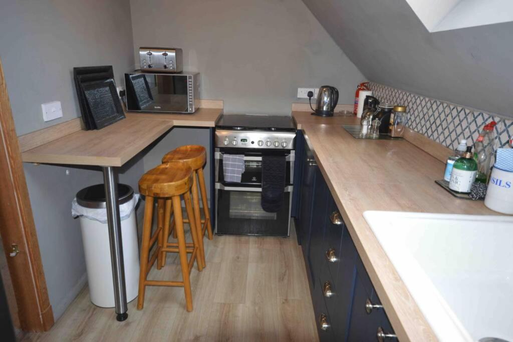 The Old Manor Coach House Apartment ไซเร็นเซสเตอร์ ภายนอก รูปภาพ