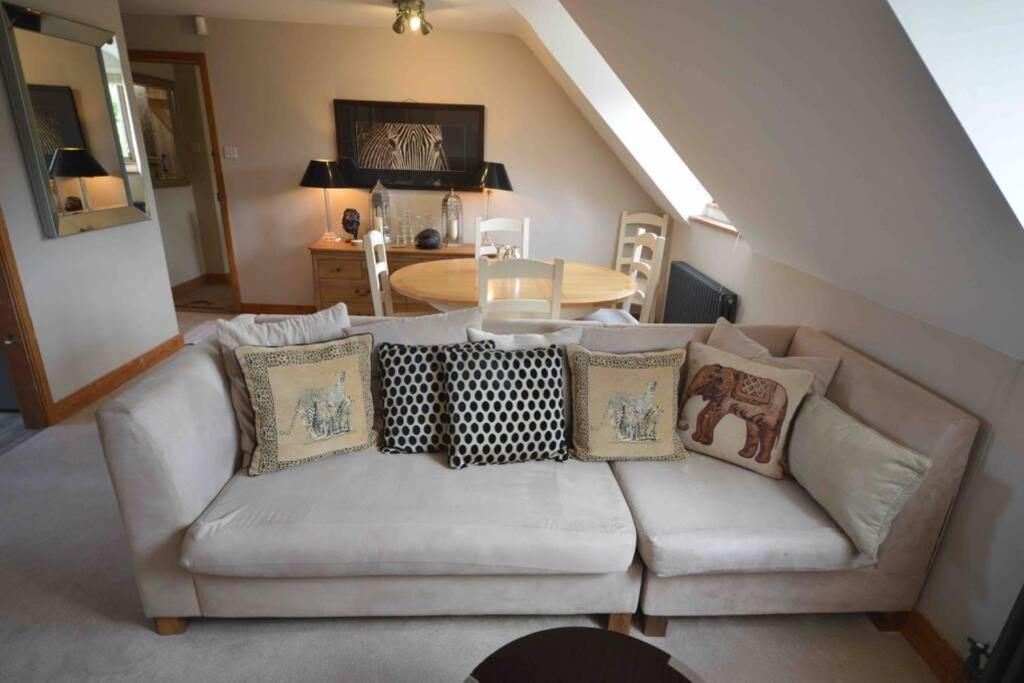 The Old Manor Coach House Apartment ไซเร็นเซสเตอร์ ภายนอก รูปภาพ