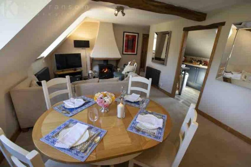 The Old Manor Coach House Apartment ไซเร็นเซสเตอร์ ภายนอก รูปภาพ