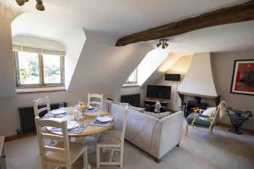 The Old Manor Coach House Apartment ไซเร็นเซสเตอร์ ภายนอก รูปภาพ