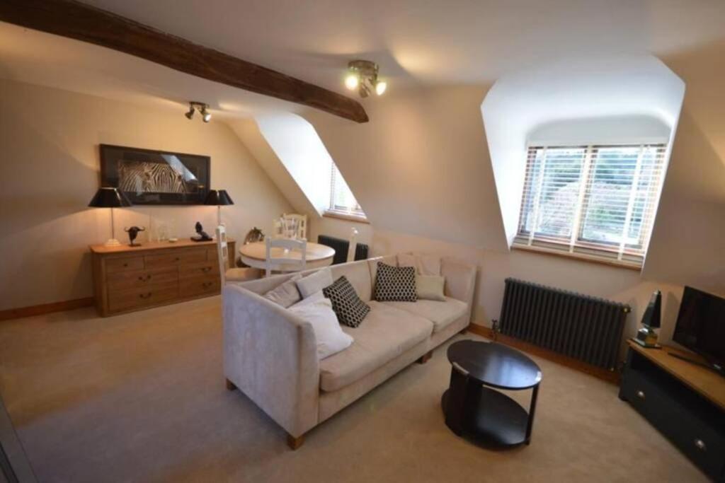 The Old Manor Coach House Apartment ไซเร็นเซสเตอร์ ภายนอก รูปภาพ